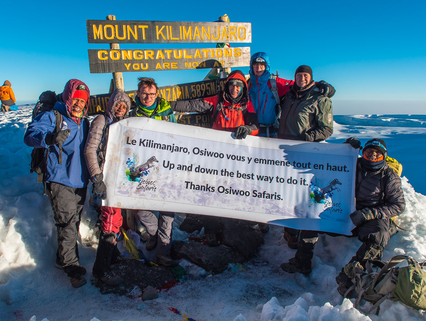 photo souvenir au sommet du kilimanjaro avec tumbili voyages